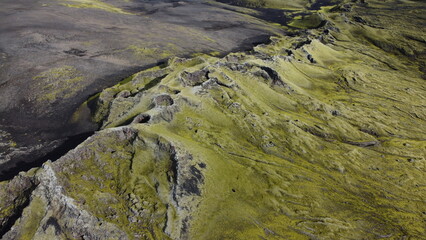 Vue aérienne panoramique de la chaîne de volcan Laki, désert de montagne de mousse, Islande
