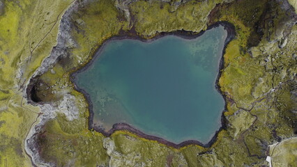 Vue aérienne panoramique de la chaîne de volcan Laki, désert de montagne de mousse, Islande
