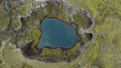 Vue aérienne panoramique de la chaîne de volcan Laki, désert de montagne de mousse, Islande
