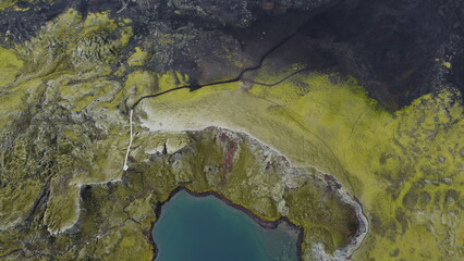 Vue aérienne panoramique de la chaîne de volcan Laki, désert de montagne de mousse, Islande
