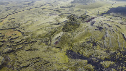 Vue aérienne panoramique de la chaîne de volcan Laki, désert de montagne de mousse, Islande
