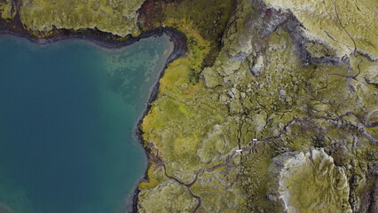 Vue aérienne panoramique de la chaîne de volcan Laki, désert de montagne de mousse, Islande

