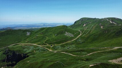 Vue aérienne d’une montagne avec vallée, rivière et téléphérique, Puy de Sancy, vallée de Chaudefour, france
