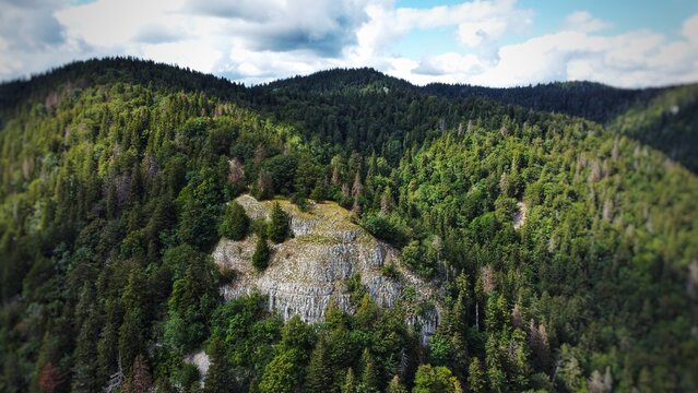 Vue a&eacute;rienne d&rsquo;une montagne avec belv&eacute;d&egrave;re et falaise en bord de route, col de la faucille, gex, Turet, Jura

