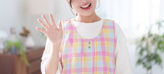 手を振る保育士