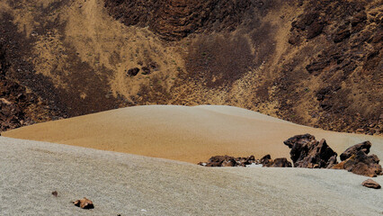 Vue aérienne professionnel au drone des mines de San Jose au Parc national del Teide et avec dunes...
