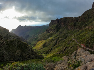 Vue aérienne drone d’un point de vue belvédère de montagne ave nuage et brouillard, Ténérife, Espagne
