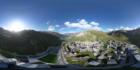 Vue a&eacute;rienne panoramique de la station de ski Tignes au drone avec son lac et montagne en &eacute;t&eacute;, Alpes, Savoie, France, Europe

