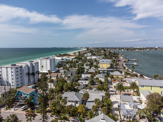 Obraz premium Vue aérienne professionnel au drone d'une plage touristique en bord de mer Treasure Island, Floride, USA 