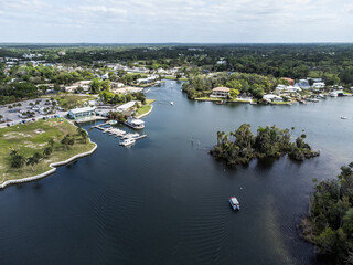 Vue aérienne professionnel au drone d’un suivi de bateau au parc naturel Kings Bay, Crystal...