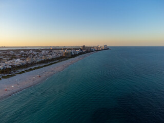 Obraz premium Vue aérienne professionnel au drone de Miami beach avec la plage au couché de soleil, Floride, USA 