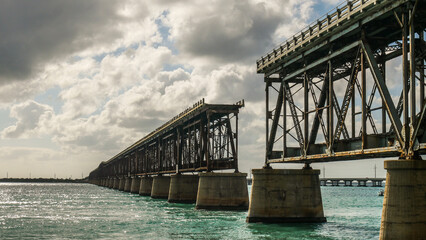 Vue aérienne professionnel au drone du pont des Keys avec bateau et eau turquoise, Floride, USA
