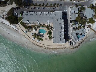 Vue aérienne professionnel au drone d'une plage touristique en bord de mer Treasure Island,...