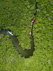 Vue aérienne professionnel au drone des Keys avec suivi de bateau et eaux turquoises avec quartier résidentiel, Floride, USA
