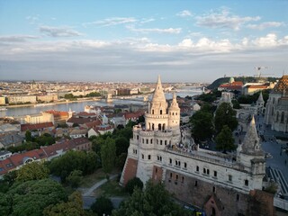 Fototapeta premium Vue aérienne panoramique de la ville capitale Budapest avec église Our Lady of Buda Castle, Fisherman's Bastion, Hongrie, Europe 