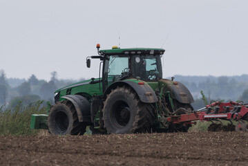 Obraz premium AGRICULTURE - Modern tractor with seeder in the field