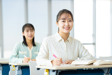 勉強する女子大生　撮影協力：学校法人電波学園　東京電子専門学校