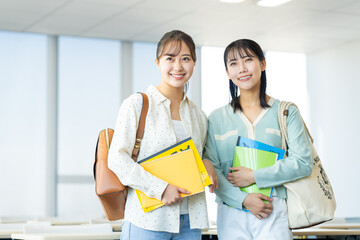 大学生の若い女性　撮影協力：学校法人電波学園　東京電子専門学校