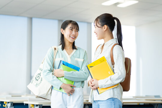 大学生の若い女性　撮影協力：学校法人電波学園　東京電子専門学校