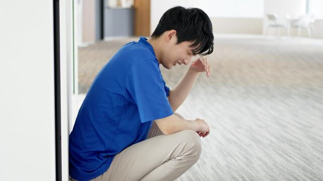 つらくて落ち込む介護士