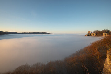 Burgruine Reußenstein auf der Schwäbischen Alb. Im Nebelmeer versinkende Ruine.