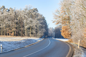 Obraz premium A paved road in the countryside. A cold, winter morning.