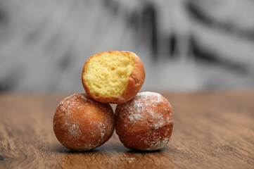 Pączki z przepisu babci, serowe smażone przekąski, słodkie smażone drożdżowe pączusie 