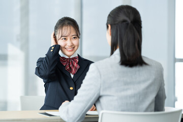 相談する女子高生　撮影協力：学校法人電波学園　東京電子専門学校