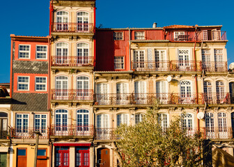 Obraz premium Sunlit Facades of Ribeira: A Glimpse into Porto's Architectural Heritage