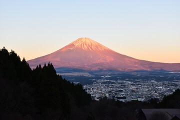 朝焼けの富士山と御殿場の街並み