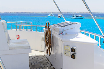 Obraz premium Luxury yacht helm, turquoise sea view. Perfect summer vacation!