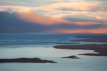 Abisko und der See Torneträsk in Schweden, Lappland. Herbst im Abisko Nationalpark.