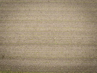 vue aérienne prise avec un drone sur un champs de terre labouré. Image pouvant servir d'arrière plan ou de texture