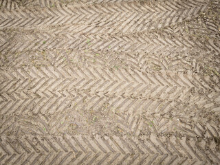 vue aérienne prise avec un drone sur un champs de terre labouré. Image pouvant servir d'arrière plan ou de texture