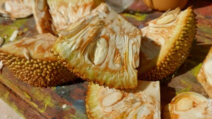 Pedaços de jaca cozidos e cortados.