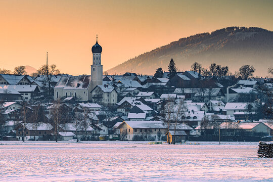 K&ouml;nigsdorf bei Bad T&ouml;lz und Wolfratshausen im Winter bei Sonnenaufgang