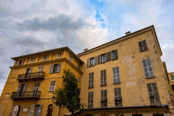 Fototapeta premium Dans les rues de Menton, capitale du citron en France
