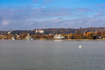 Fototapeta premium Starnberg am Starnberger See Skyline morgens im Herbst