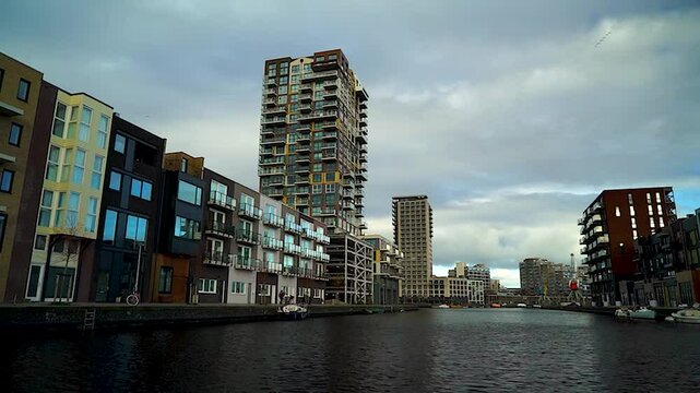 edificios y canal en la haya holanda
