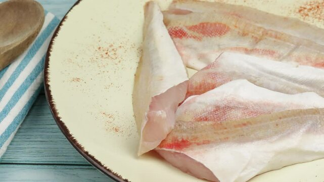 filet de poisson rouget, en gros plan, dans une assiette