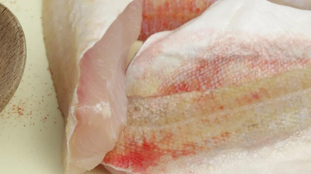 filet de poisson rouget, en gros plan, dans une assiette