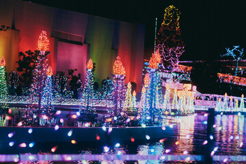 カラフルなクリスマスのイルミネーション2024年