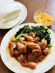 Braised pork leg with Chinese kale and steamed buns