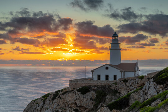 Sonnenaufgang am Leuchtturm von Capdepera bei Cala Rajada, Mallorca, Spanien