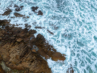 vue aérienne prise avec un drone montrant la mer et les vagues déferlant sur les rochers