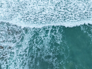 vue aérienne prise avec un drone montrant la mer et les vagues 