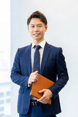 バインダーを持つ男性ビジネスマン