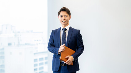 バインダーを持つ男性ビジネスマン