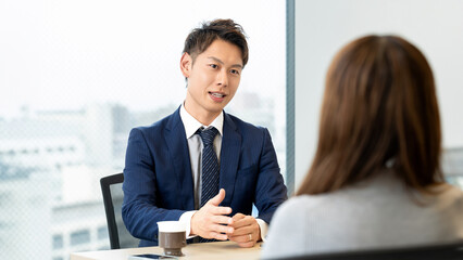 ミーティング・商談をするビジネスマン