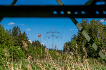 Strommasten durch Felder und Wälder